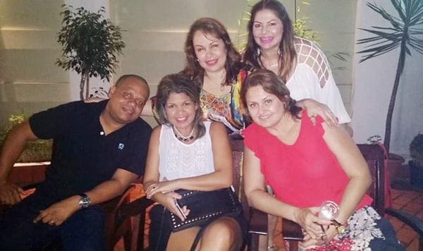 REI E RAINHA DO CARNAVAL 4 Na quinta-feira, Patrícia Azevedo foi surpreendida, no Hotel Pinheiro, com uma festa surpresa denominada de ‘Bota Fora’. Paty está indo passar uma temporada em Brasília. Na foto, ela com os amigos Everdan, Saluana, Florena e Roberta.