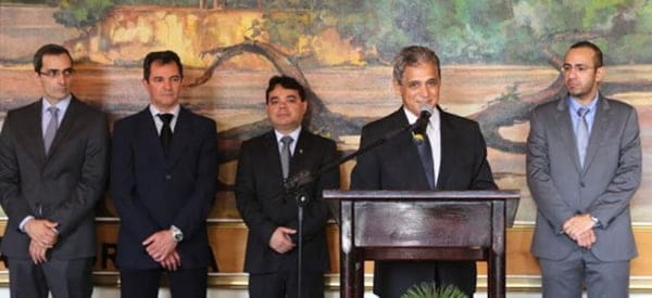 NA TERRINHA 6 Ontem foi entregue em solenidade muito prestigiada a reforma no Palácio da Justiça (órgão do Tribunal de Justiça do Estado do Acre), na ocasião, o presidente do TJ/AC, Roberto Barros realizou a entrega do “Selo Ouro e Selo Enasp”, concedido pelo Conselho Nacional de Justiça (CNJ) ao TJ/AC. Na foto de Sérgio Vale, o procurador-geral do município, Pascal Khalil, magistrados do Tribunal de Justiça, o procurador-geral de Justiça do Ministério Público Estadual (MPE), Oswaldo D’ Albuquerque, o governador em exercício, Elson Santiago e o presidente do Tribunal de Justiça, Roberto Barros.