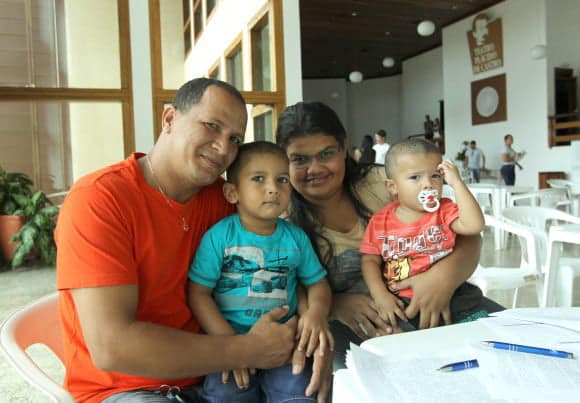 Mais 190 famílias já podem se mudar para a Cidade do Povo 1 Carla Silva já assinou contrato de entrega da sua casa