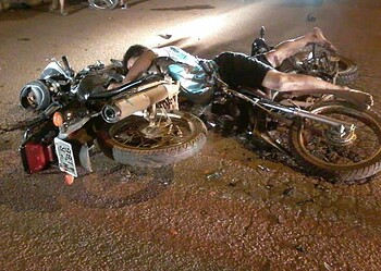 Acidente entre duas motocicletas deixa dois feridos e um morto