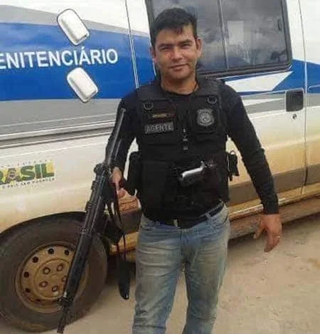 Agentes prendem colega tentando entrar com drogas no presídio estadual