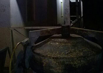 Assaltantes amarram vigia e levam máquina de fazer meio fio de empresa de construção