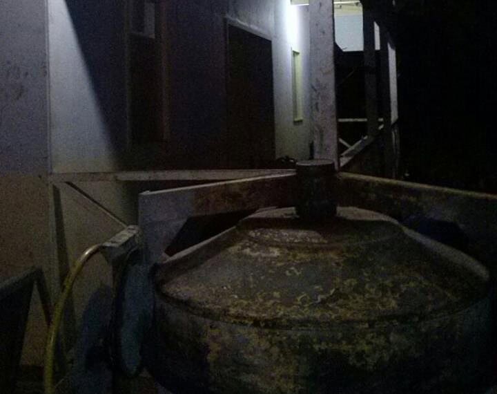 Assaltantes amarram vigia e levam máquina de fazer meio fio de empresa de construção