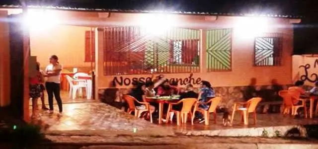 Bandidos rendem clientes de lanchonete e levam celulares e bolsas