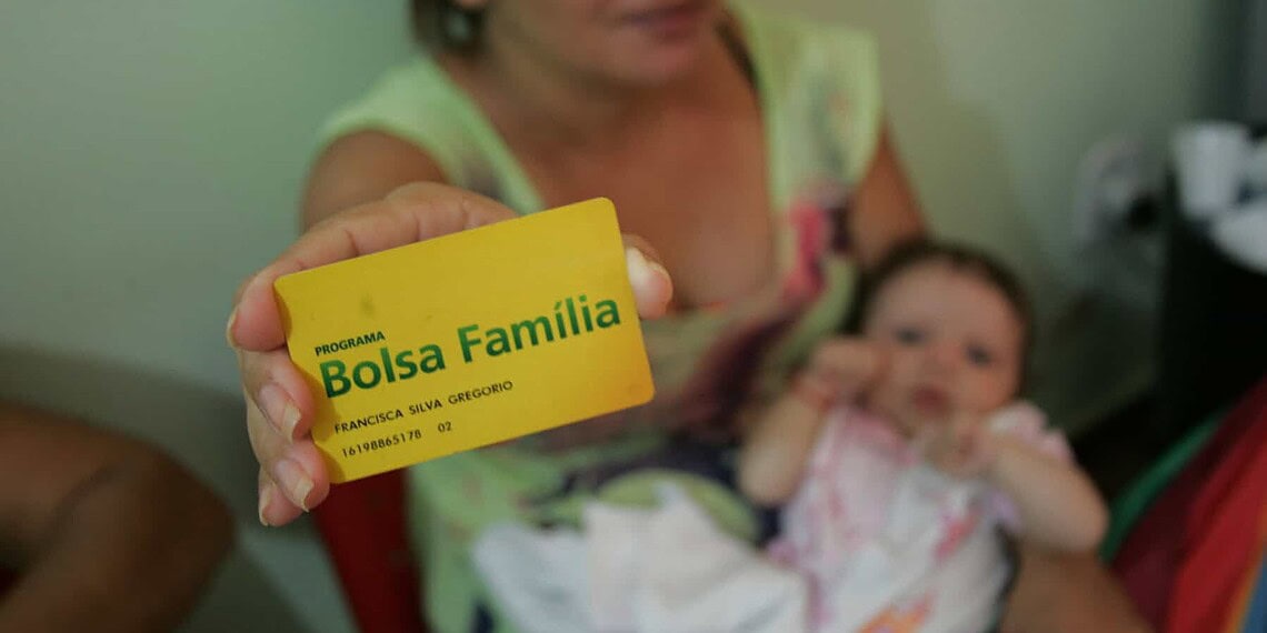 Caixa paga novo Bolsa Família a beneficiários; veja se você tem direito