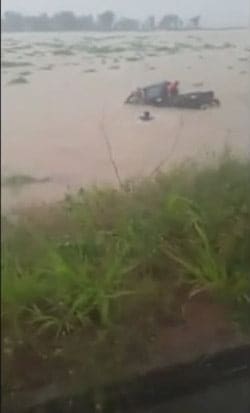 Caminhonete Hilux cai em trecho do Rio Madeira 2 Caminhonete Rio Madeira - FOTO REPRODUÇÃO YOU TUBE