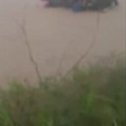 Caminhonete Hilux cai em trecho do Rio Madeira