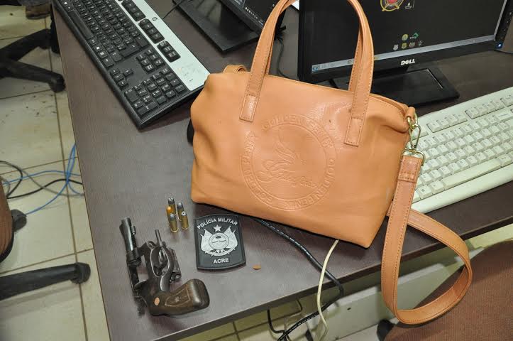 Casal de assaltantes é preso em flagrante no Segundo Distrito da cidade 2 Casal de assaltantes é preso em flagrante no Segundo Distrito da cidade 2