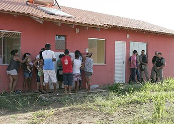Polícia esteve no local ontem para retirar invasores