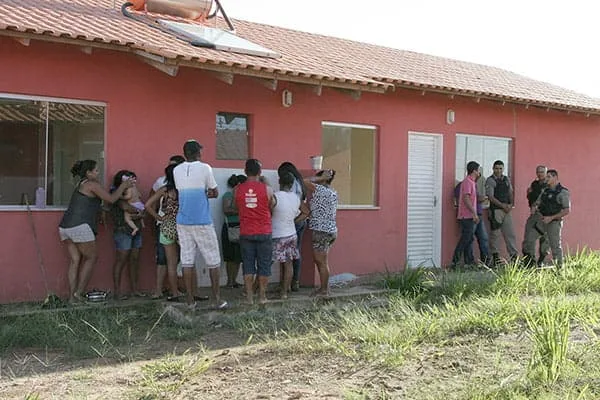 Polícia esteve no local ontem para retirar invasores