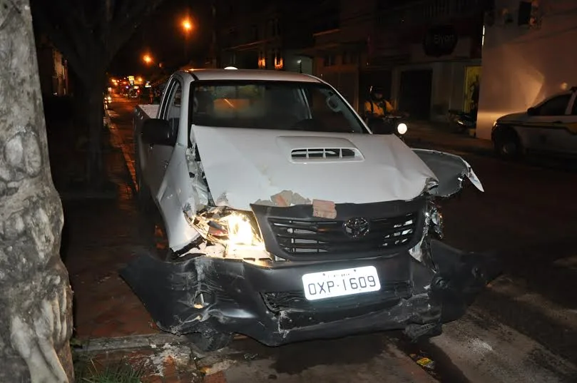 Colisão entre veículos deixa uma mulher gravemente ferida