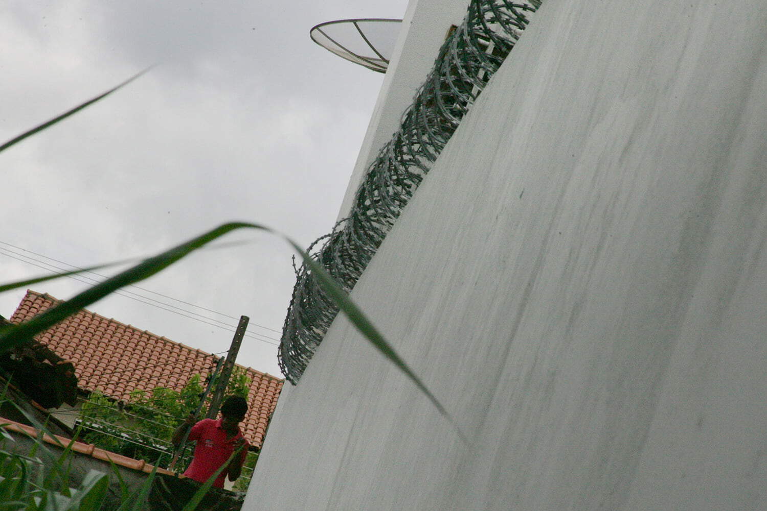 Vendas de equipamentos de segurança residenciais crescem com o número de invasões em Rio Branco 2 Com medo de ter a casa invadida, acreanos investem na instalação de equipamentos de segurança residencial