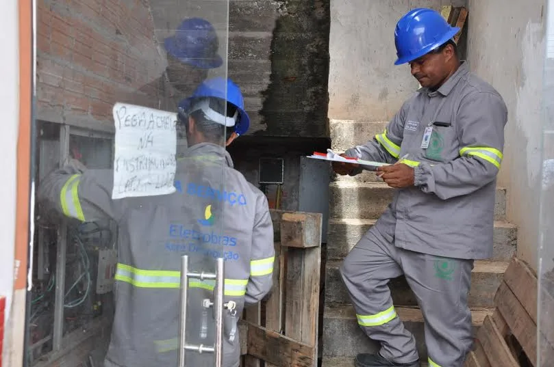 Distribuidora de bebidas no bairro Floresta é autuada por furto de energia