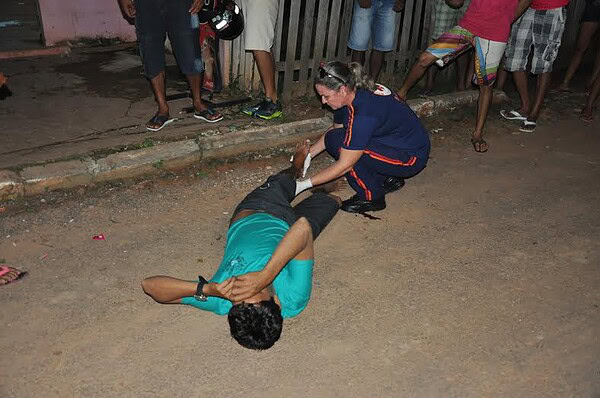 Duas pessoas são atropeladas por caminhonete no Bairro Alto Alegre