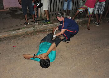 Duas pessoas são atropeladas por caminhonete no Bairro Alto Alegre