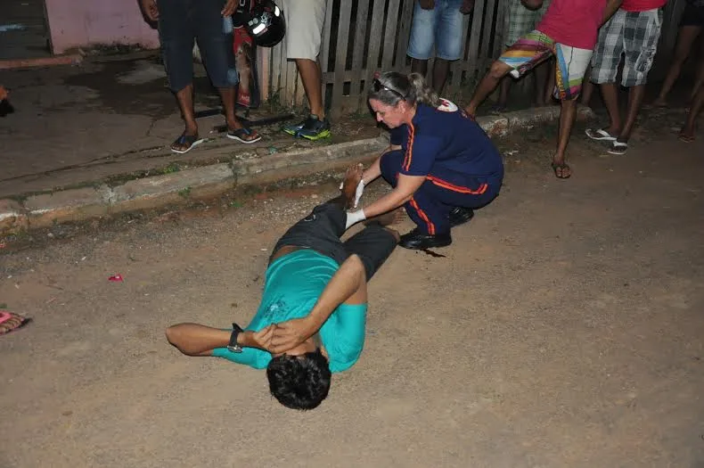 Duas pessoas são atropeladas por caminhonete no Bairro Alto Alegre