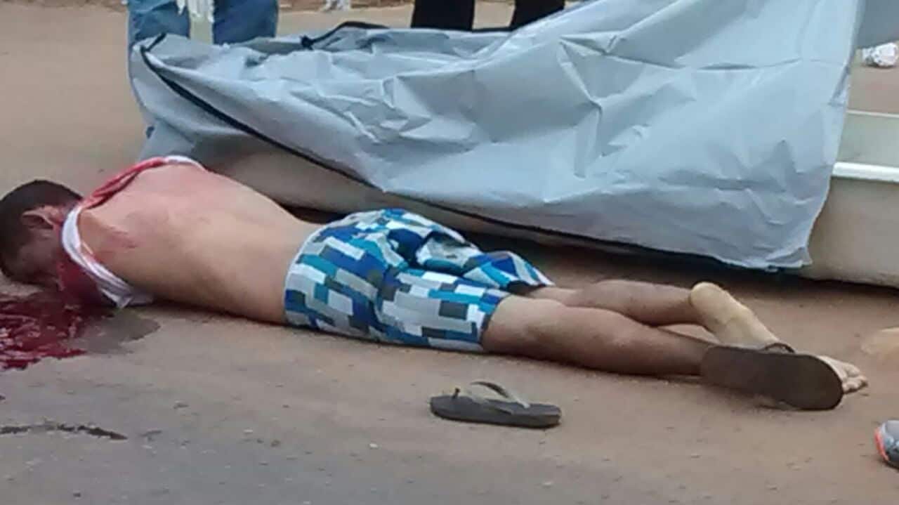 Ex-cozinheiro em regime semiaberto é morto com tiro ao sair do presídio 2 Homem foi executado por dois homens em uma moto