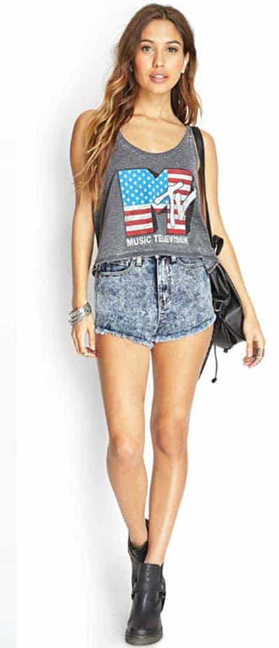 O shortinho lavado de cintura alta combinado com botinha e regata é um dos hits desse verão.