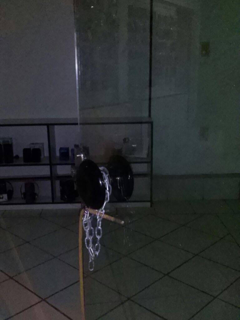 Homem arromba loja de assistência tecnica de celulres no centro da cidade 4