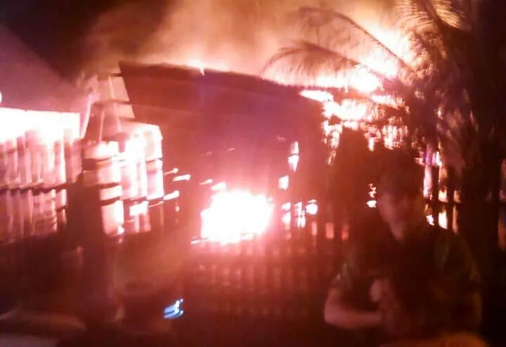 Residência é totalmente destruída por fogo no Bairro Calafate