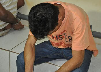 Câmeras de segurança flagra homem furtando mercadorias em supermercado