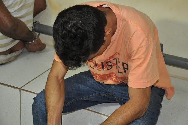 Câmeras de segurança flagra homem furtando mercadorias em supermercado