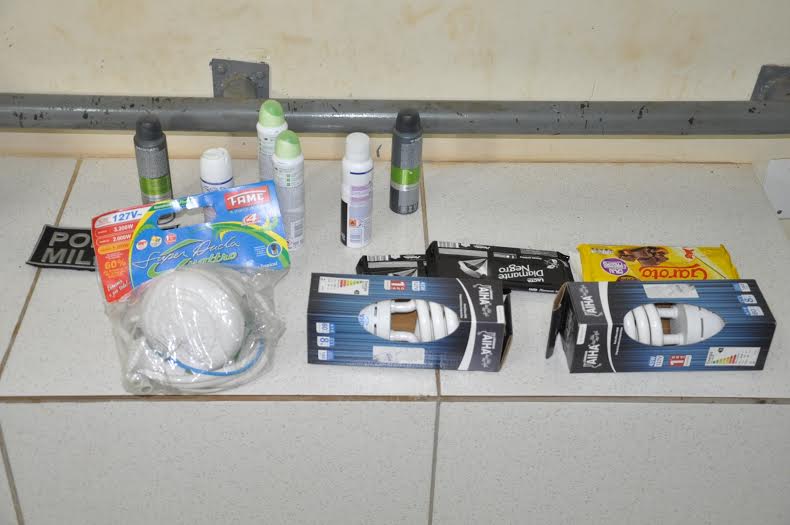 Câmeras de segurança flagra homem furtando mercadorias em supermercado 2 Homem e preso furtando mercadorias dentro de mercado 2