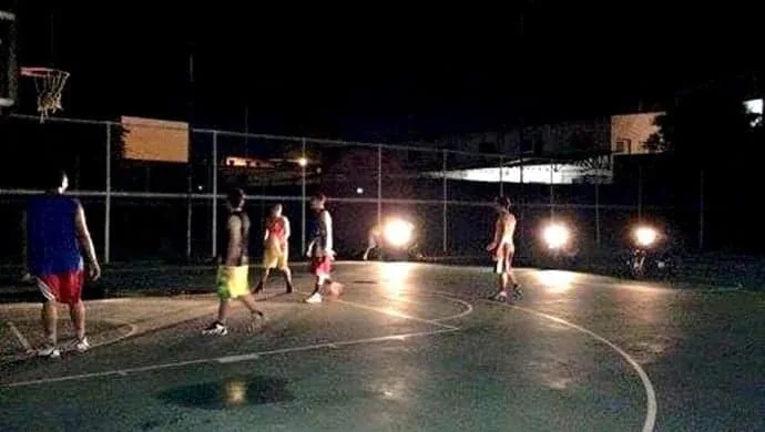 Atletas usam faróis de motos para iluminar quadra e jogar basquete 1 Jogadores usaram faróis de motos para jogar basquete em quadra sem iluminação