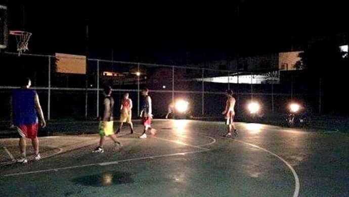 Atletas usam faróis de motos para iluminar quadra e jogar basquete 2 Jogadores usaram faróis de motos para jogar basquete em quadra sem iluminação