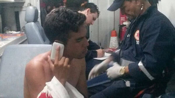 Jovem reage a assalto e leva facada nas costas