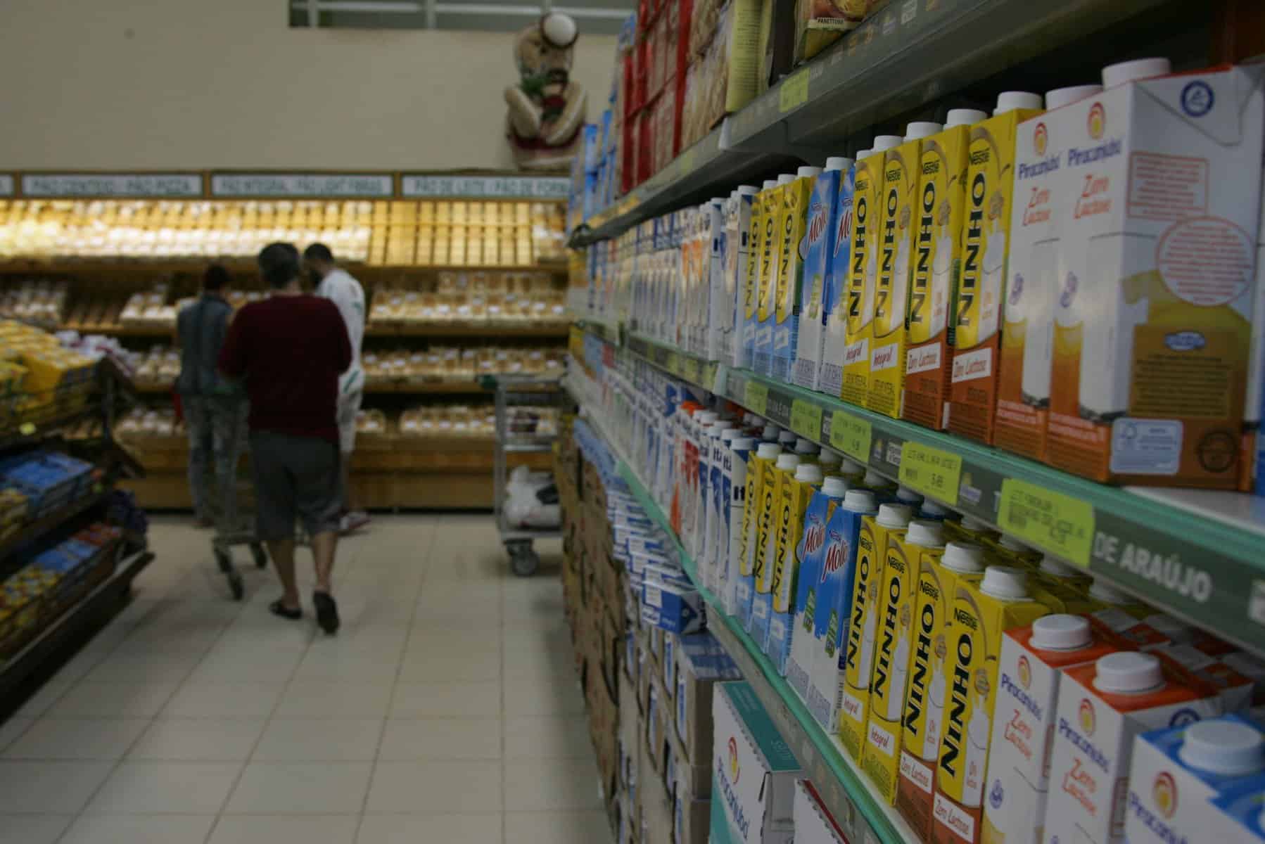 Donos de supermercados negociam locação de galpões para evitar desabastecimento