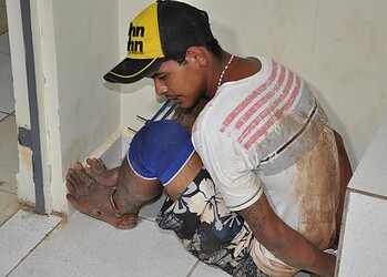 Moradores flagram homem tentando arrombar uma loja de informática no Conjunto Tucumã