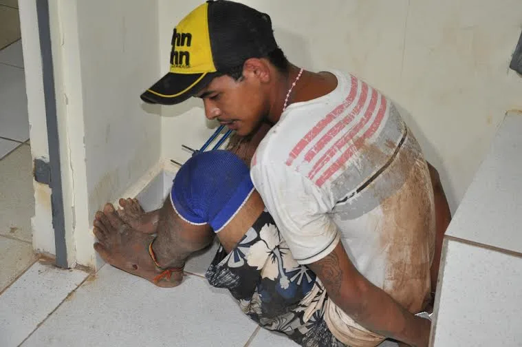Moradores flagram homem tentando arrombar uma loja de informática no Conjunto Tucumã 1 Moradores flagram homem tentando arrombar uma loja de informática no Conjunto Tucumã