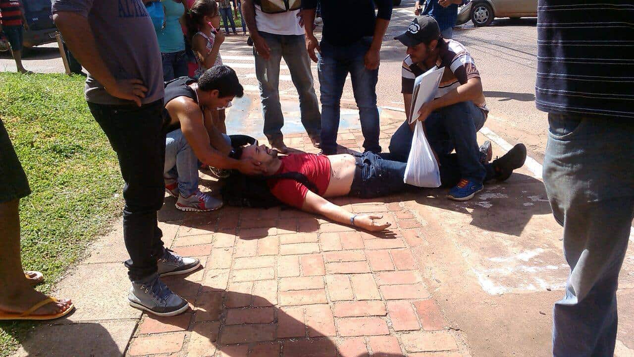 Motorista atinge motociclista, o acusa de ser assaltante e acaba preso pela polícia 2 Motorista atinge motociclista e ainda o acusa de ser assaltante 1