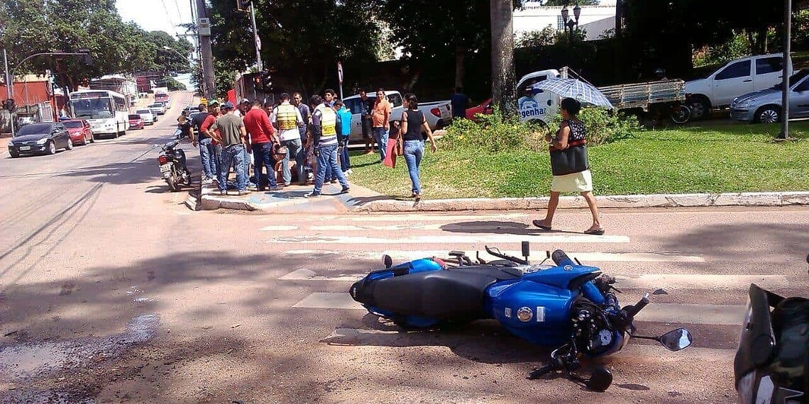 Motorista atinge motociclista, o acusa de ser assaltante e acaba preso pela polícia 1 Motorista atinge motociclista, o acusa de ser assaltante e acaba preso pela polícia