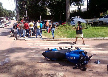 Motorista atinge motociclista, o acusa de ser assaltante e acaba preso pela polícia