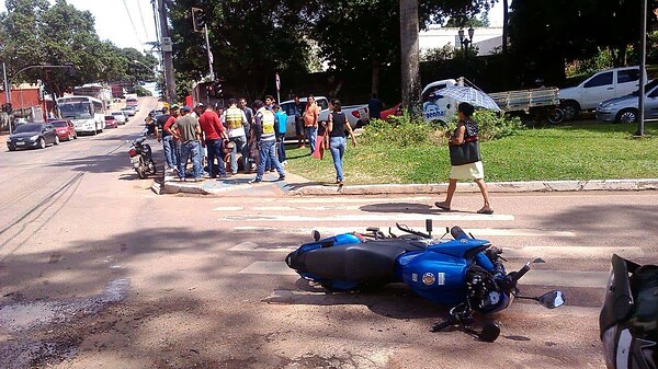 Motorista atinge motociclista, o acusa de ser assaltante e acaba preso pela polícia