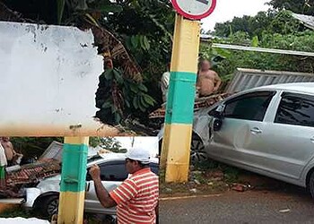Motorista perde o controle de carro e bate no muro de uma casa