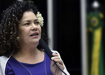 Perpétua Almeida lança revista com prestação de contas do mandato