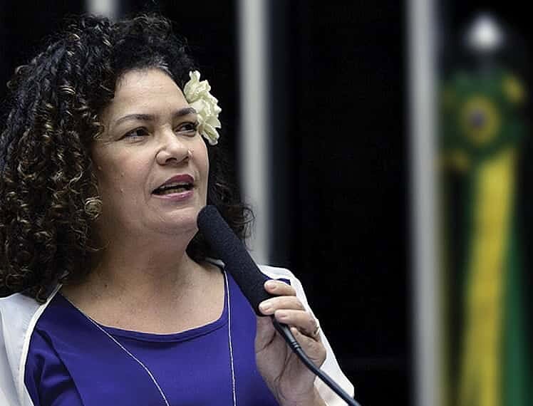 Perpétua Almeida lança revista com prestação de contas do mandato