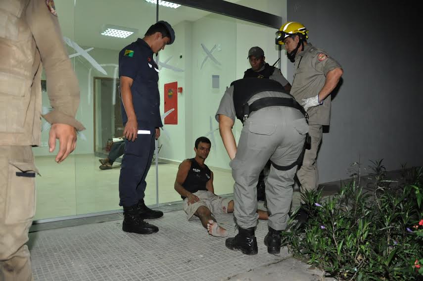 Sob efeito a drogas rapaz sobe em prédio e ameaça se matar 1