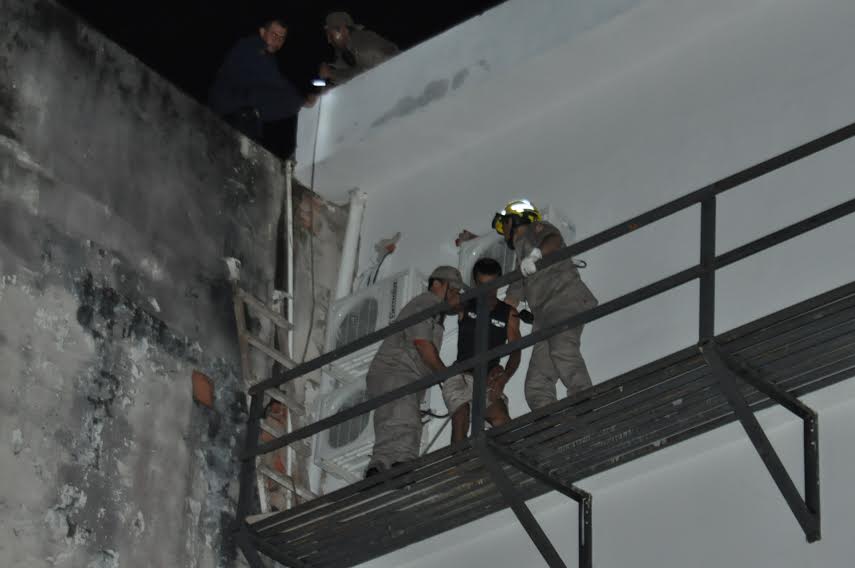 Sob efeito a drogas rapaz sobe em prédio e ameaça se matar 3