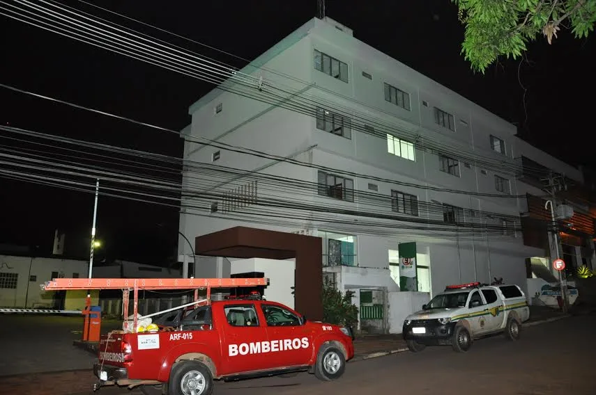 Sob efeito de drogas rapaz sobe em prédio e ameaça se matar