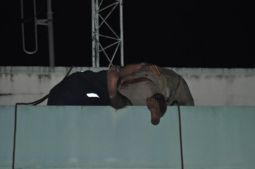 Sob efeito a drogas rapaz sobe em prédio e ameaça se matar 4