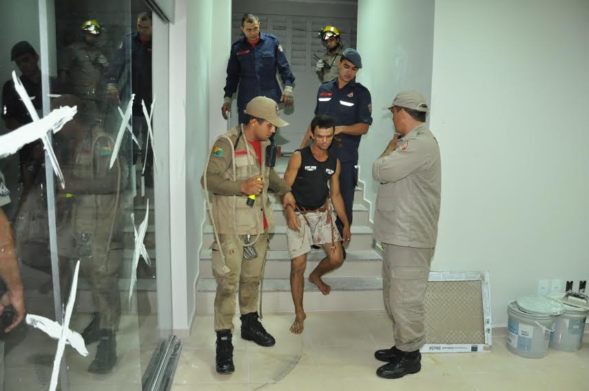 Sob efeito a drogas rapaz sobe em prédio e ameaça se matar 5