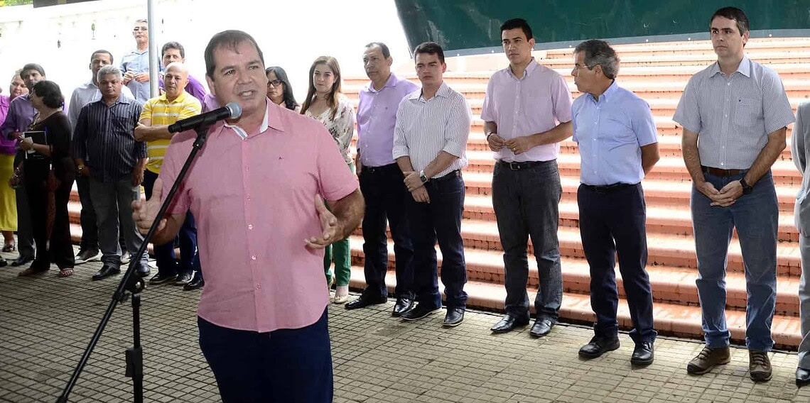 Governador Tião Viana entrega equipamentos de pequenos negócios para 200 famílias 1 Segundo Tião, serão mais de 200 famílias beneficiadas por mês