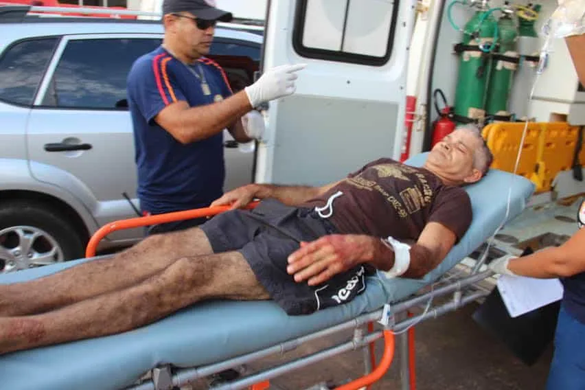 Tiroteio no Bairro Plácido de Castro entre bandidos deixa um inocente baleado 1 Arnaldo Aguiar, 45, estava na frente de casa quando tiroteio começou no local