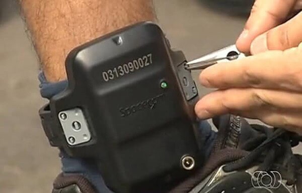 Dois detentos rompem tornozeleira eletrônica e não retornam da dispensa natalina