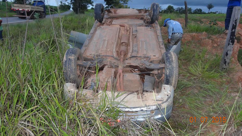 Táxi capota na BR-317 e deixa passageiros feridos 2 Táxi capota na BR-317 e deixa passageiros feridos 2