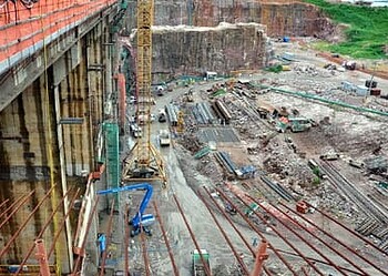 Justiça do Trabalho embarga obra de empresa no canteiro da Usina de Jirau